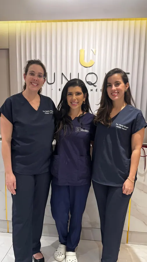 Dra. Vitória com colegas médicas