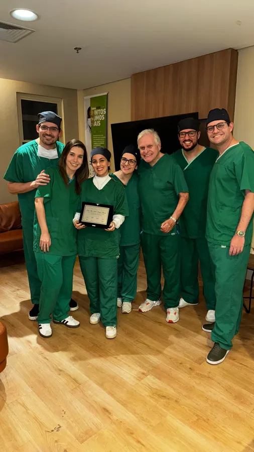 Dra. Vitória com equipe médica em evento