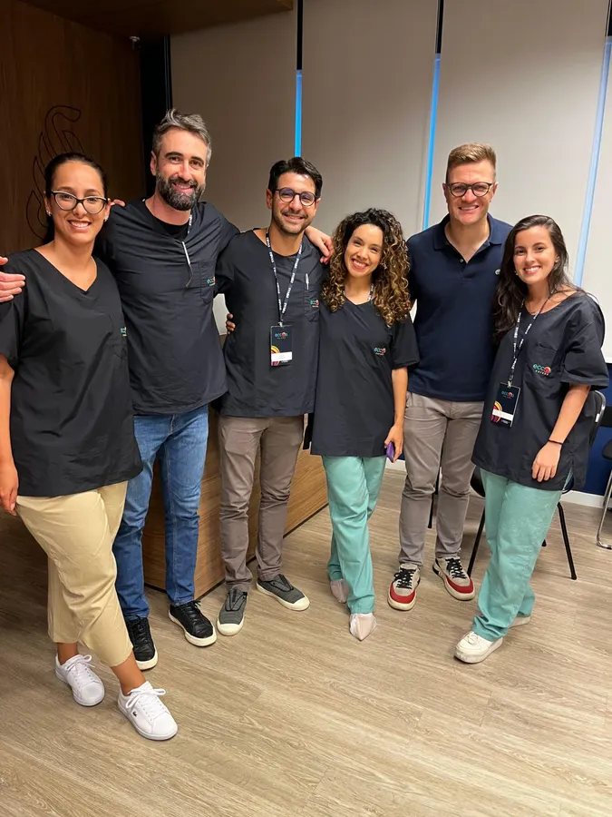 Dra. Vitória com colegas em evento médico